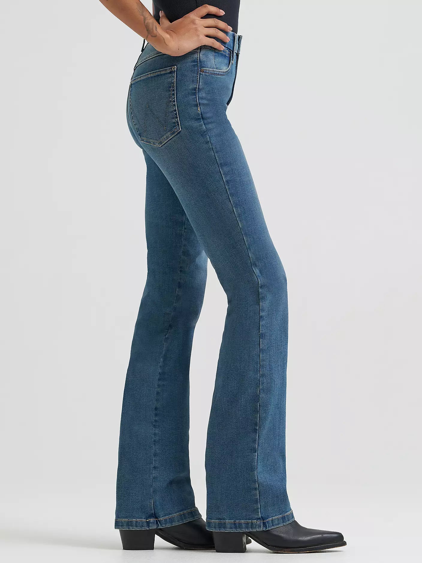 Jeans acampanados de tiro alto hechos a medida Wrangler para mujer (112359279)
