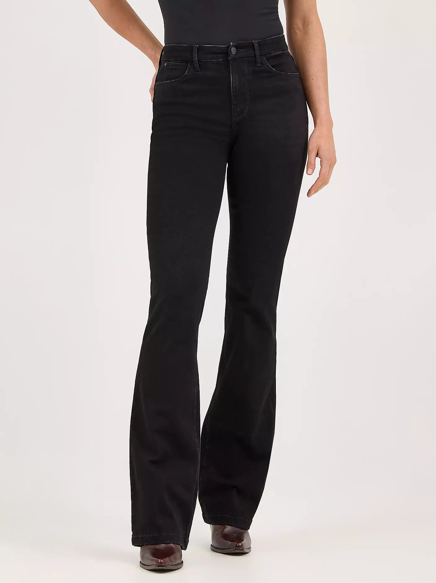 Vaqueros Wrangler de tiro alto y corte acampanado para mujer (112371949, negro) 