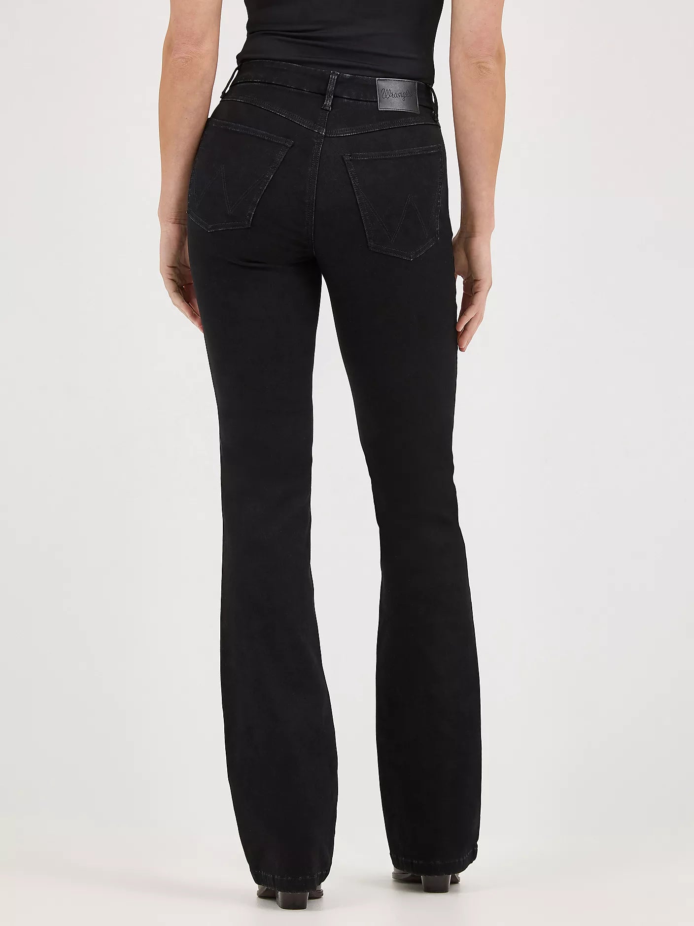 Vaqueros Wrangler de tiro alto y corte acampanado para mujer (112371949, negro) 