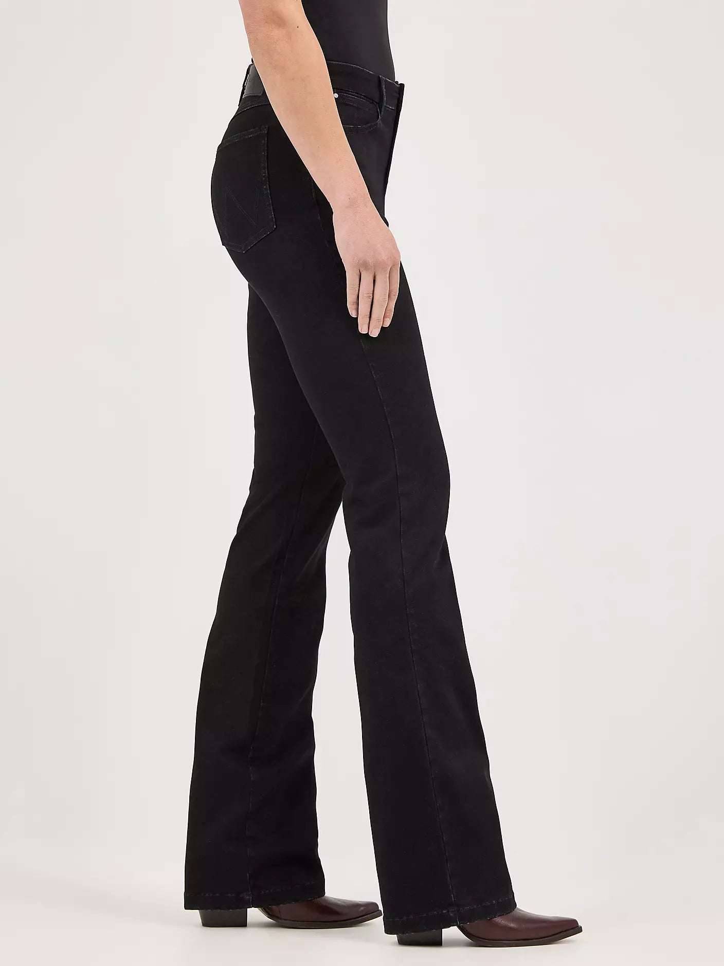 Vaqueros Wrangler de tiro alto y corte acampanado para mujer (112371949, negro) 