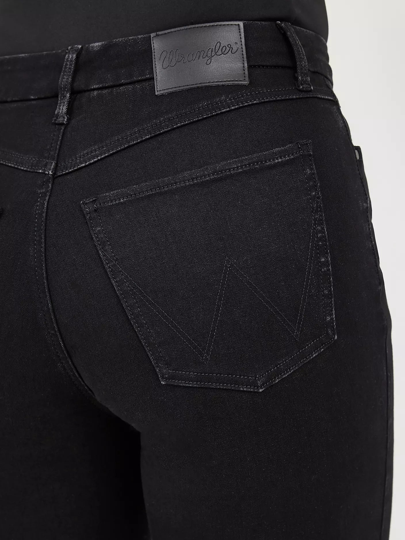 Vaqueros Wrangler de tiro alto y corte acampanado para mujer (112371949, negro) 