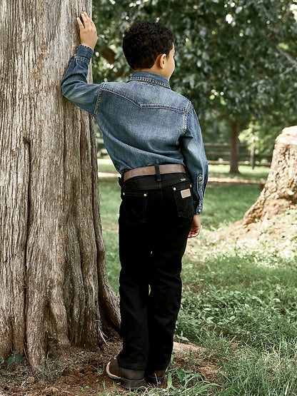 Vaqueros Wrangler de corte vaquero con ajuste original para niño (13MWJBK / Negro)