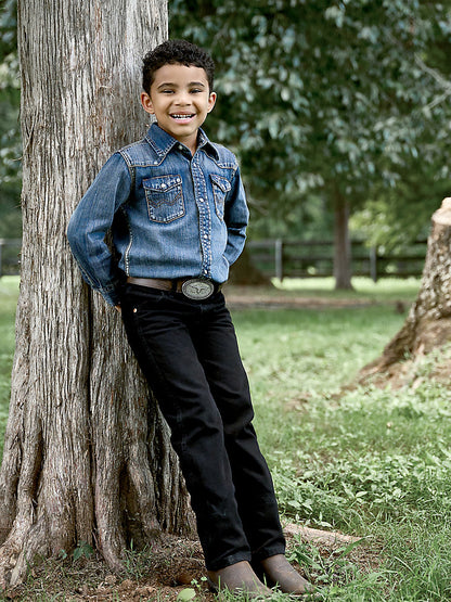 Vaqueros Wrangler de corte vaquero con ajuste original para niño (13MWJBK / Negro)