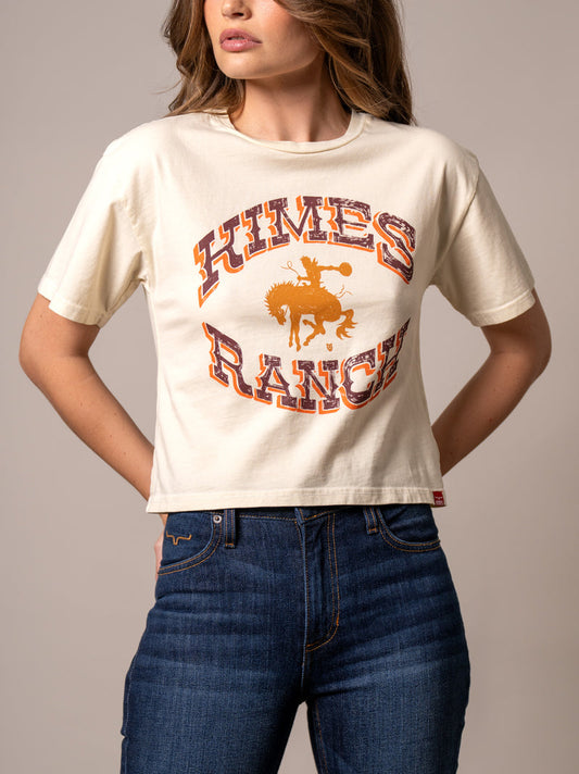 Camiseta Kimes Ranch Lucky B. Bucking para mujer (marfil)