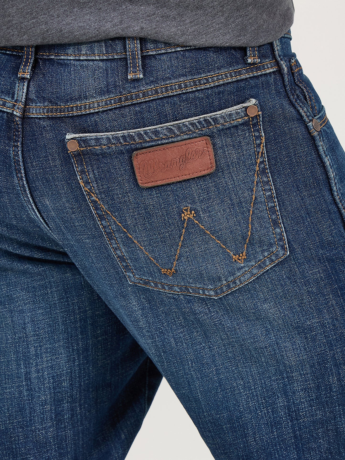 Vaqueros retro holgados de corte acampanado Wrangler para hombre (WRT20JH)