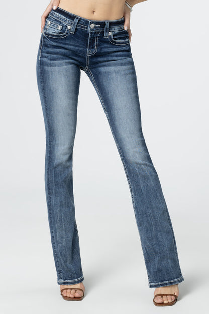 Vaqueros de corte bota Miss Me con alas de plumas naturales para mujer (M5082B143V-K1379 / Lavado medio oscuro)