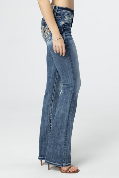 Vaqueros de corte bota Miss Me con alas de plumas naturales para mujer (M5082B143V-K1379 / Lavado medio oscuro)