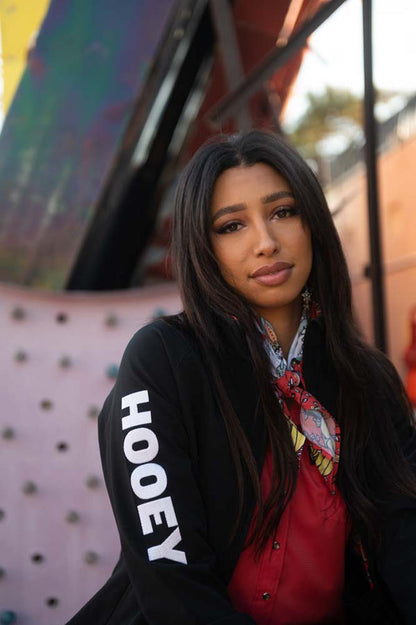 Chaqueta Soft Shell Hooey para mujer, negra con estampado floral rojo (HJ105BK)